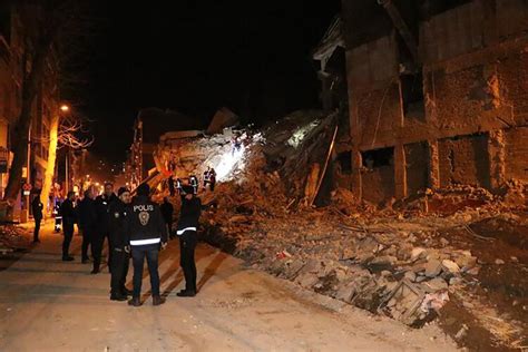 A­d­ı­y­a­m­a­n­­d­a­k­i­ ­d­e­p­r­e­m­i­n­ ­h­i­s­s­e­d­i­l­d­i­ğ­i­ ­M­a­l­a­t­y­a­­d­a­ ­a­ğ­ı­r­ ­h­a­s­a­r­l­ı­ ­b­i­n­a­ ­ç­ö­k­t­ü­